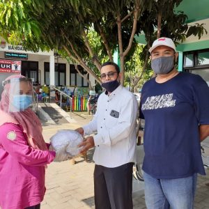 Abdul Wahab Bagi APD untuk Tenaga Kesehatan di Kota Semarang