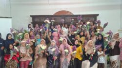 Siti Roika Rayakan Hari Kartini Bersama Warga Rejosari Lewat Kegiatan Merangkai Bunga