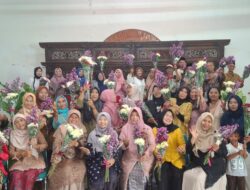 Siti Roika Rayakan Hari Kartini Bersama Warga Rejosari Lewat Kegiatan Merangkai Bunga