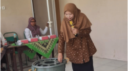 Siti Roika Berikan Pengarahan dalam Pelatihan Budidaya Ikan dan Sayuran dalam Ember