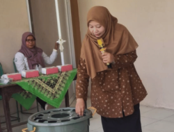 Siti Roika Berikan Pengarahan dalam Pelatihan Budidaya Ikan dan Sayuran dalam Ember